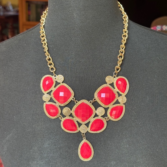 Necklace Gold Tone & Pink / Red Faceted Acrylic Bib Collar Style - Picture 1 of 2